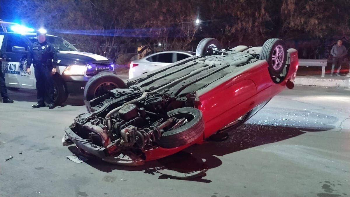 LOCAL | Vehículo choca contra poste y vuelca en la avenida Zaragoza