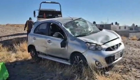 LOCAL | Conductora pierde el control y vuelca en el Periférico de la ...