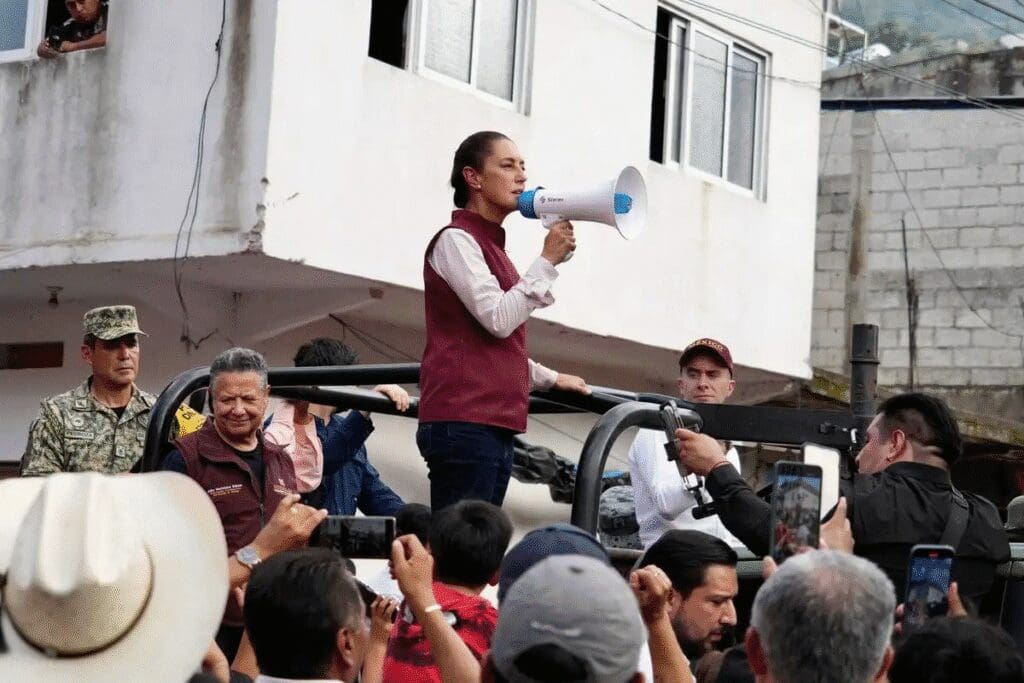 Sheinbaum recorre Huehuetla, Hidalgo, para acelerar apoyos a damnificados por lluvias