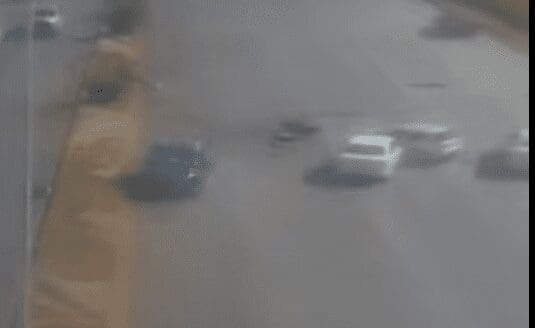 Chevrolet Captiva brinca el camellón e impacta varios autos en el Periférico