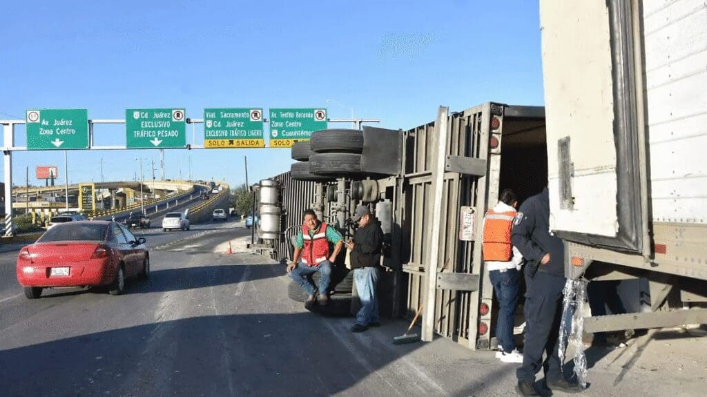 Vuelca tráiler con 26 toneladas de carne en carretera Aldama y causa caos vial