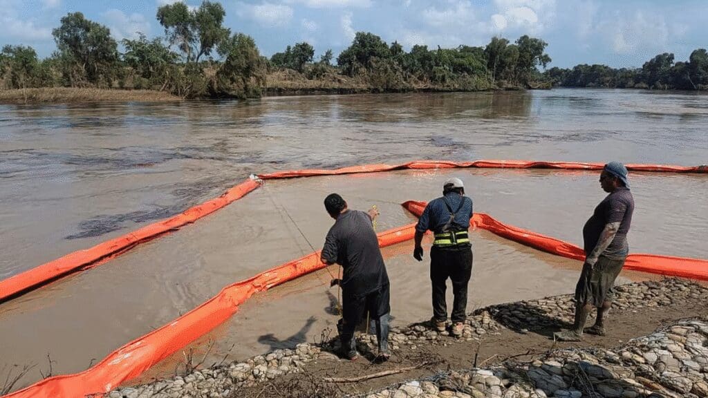 Pemex extrae 345 mil litros contaminados del río Pantepec tras derrame en Veracruz