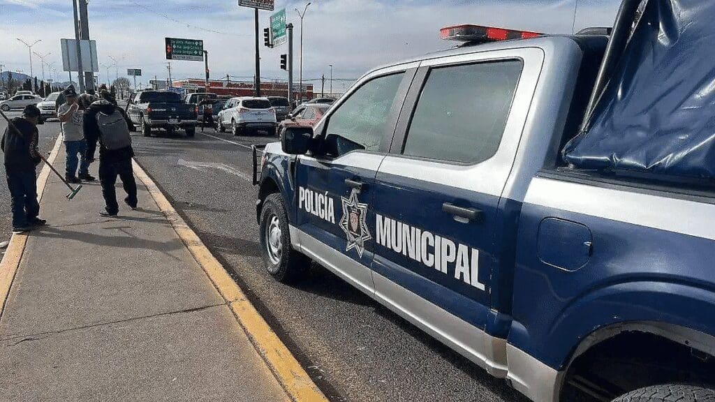 Detienen a tres limpiaparabrisas intoxicados por agredir a conductores en Cuauhtémoc