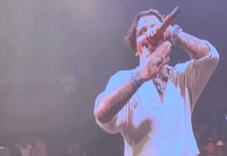 Christian Nodal aparece ebrio en concierto de Monterrey y lanza indirectas a Cazzu