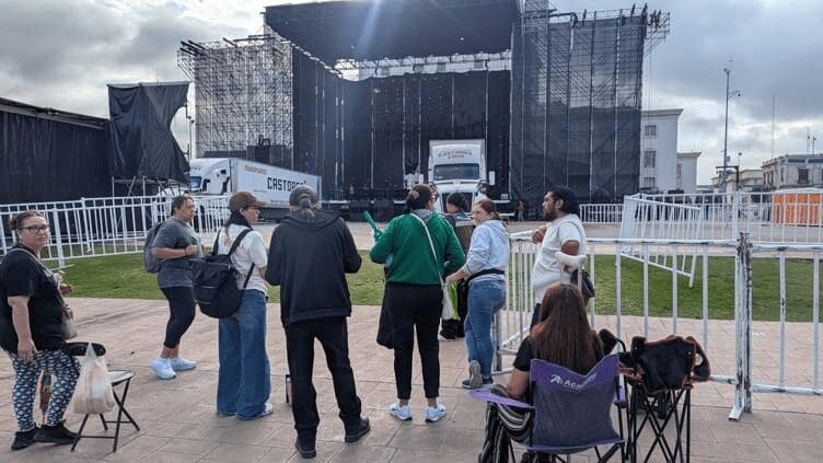 Fans de Alejandro Sanz acampan en la Plaza del Ángel previo a su concierto