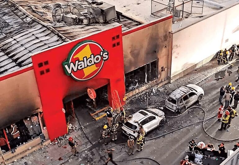 Mueren 23 personas tras explosión e incendio en tienda Waldo’s de Hermosillo