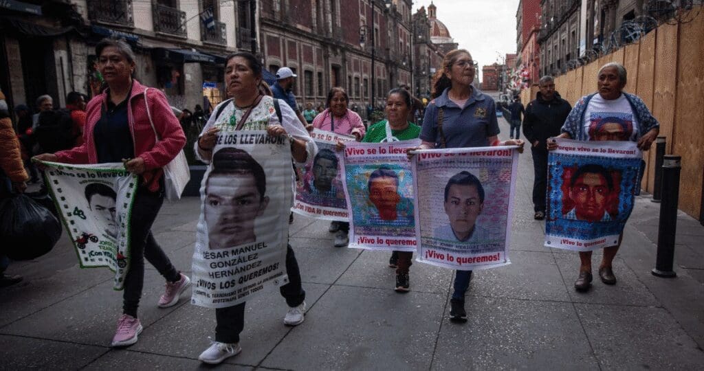 Sheinbaum acuerda con padres de Ayotzinapa reinstalar a dos exmiembros del GIEI