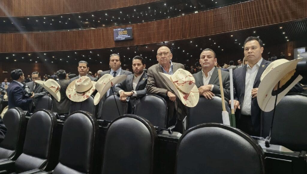 Diputados del PRI protestan con sombreros ensangrentados por el asesinato de Carlos Manzo