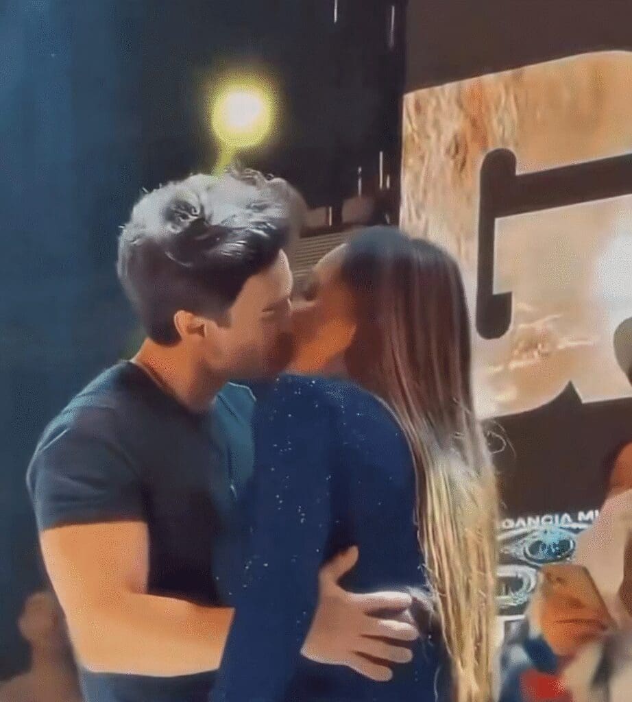 Revuelo en redes tras beso entre Karina Torres y el Dr. Miguel Padilla