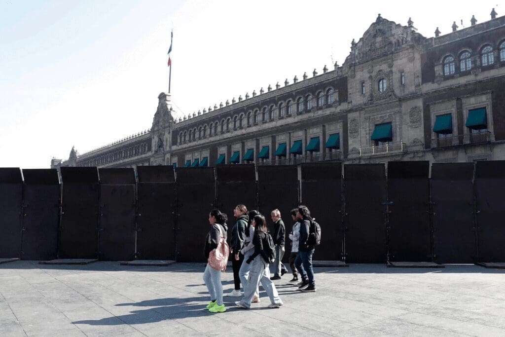 Sheinbaum defiende vallas en Palacio Nacional: “Más vale prevenir que arriesgar vidas”