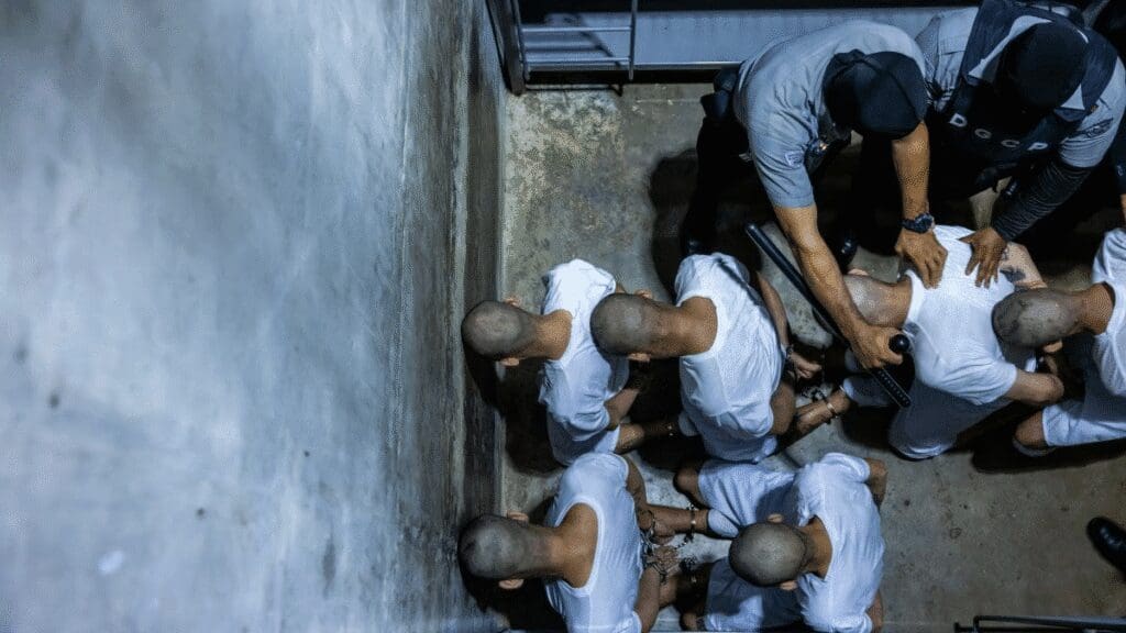 40 venezolanos denuncian torturas en la megaprisión de El Salvador, según HRW