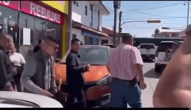 ¡Fuera asesino!: asistentes corren a Bedolla durante funeral de Carlos Manzo