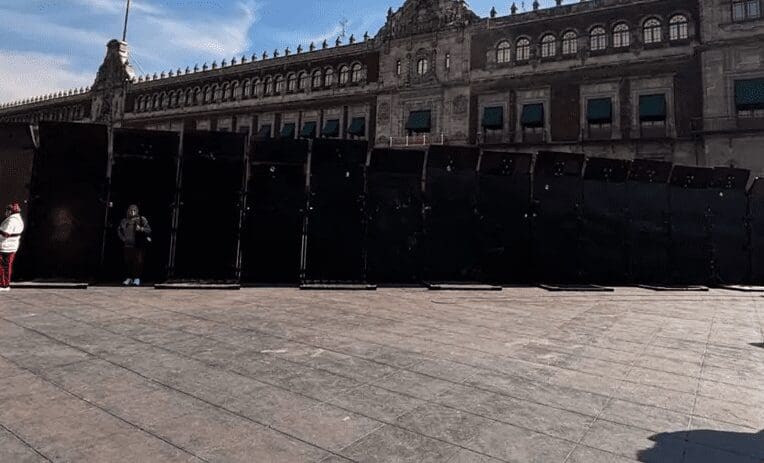 CNTE intenta derribar vallas de Palacio Nacional; policías responden con extintores