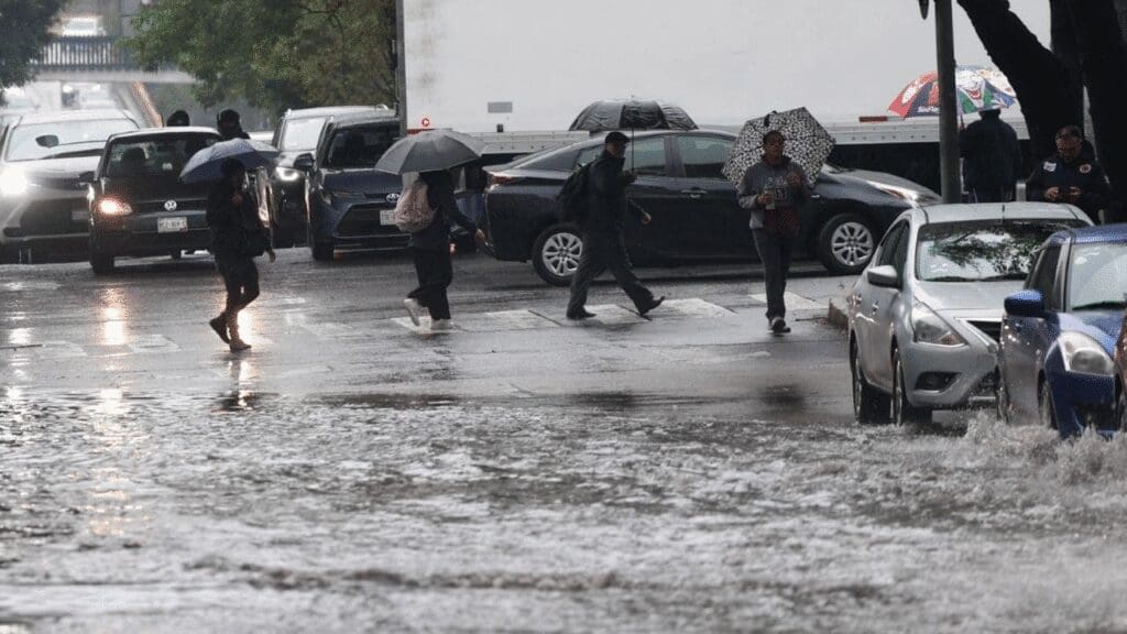 Grasa de comida callejera agrava inundaciones en Ciudad de México, alertan autoridades