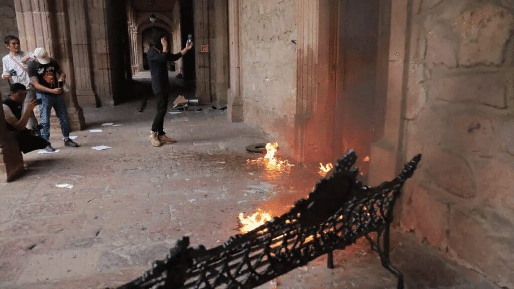 Ocho detenidos por destrozos en Palacio de Gobierno durante protestas por el crimen de Carlos Manzo