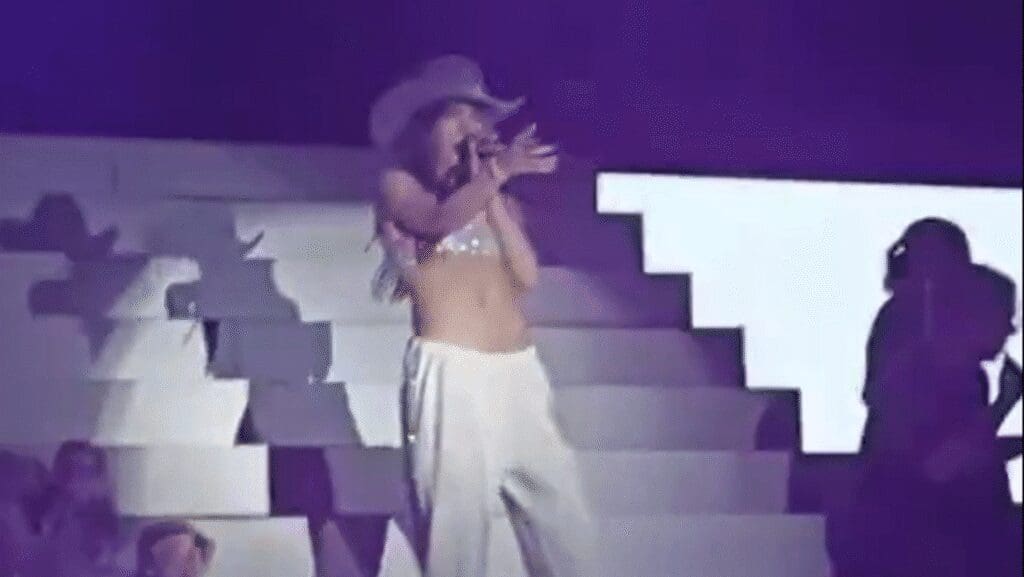 Belinda descuido venga la alegría | Belinda se vuelve viral tras accidente con su atuendo en el escenario