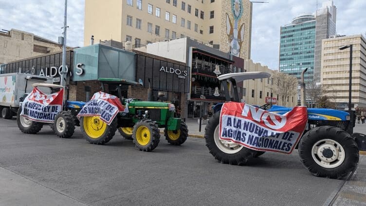 Agricultores realizan tractorazo en el Centro para frenar reforma a la Ley de Aguas