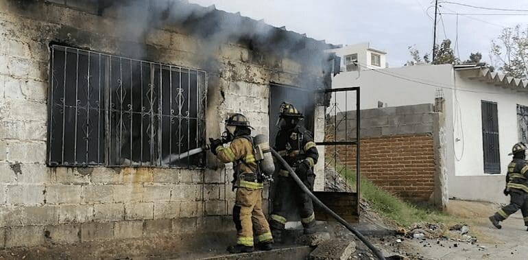 Familia logra escapar ilesa de incendio que destruyó su vivienda en el Cerro de la Cruz