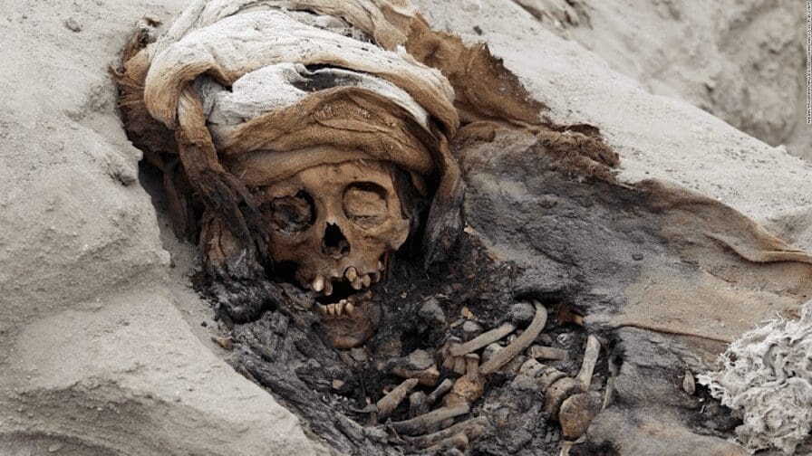 Arqueólogos descifran posible función de la misteriosa banda de agujeros en Perú