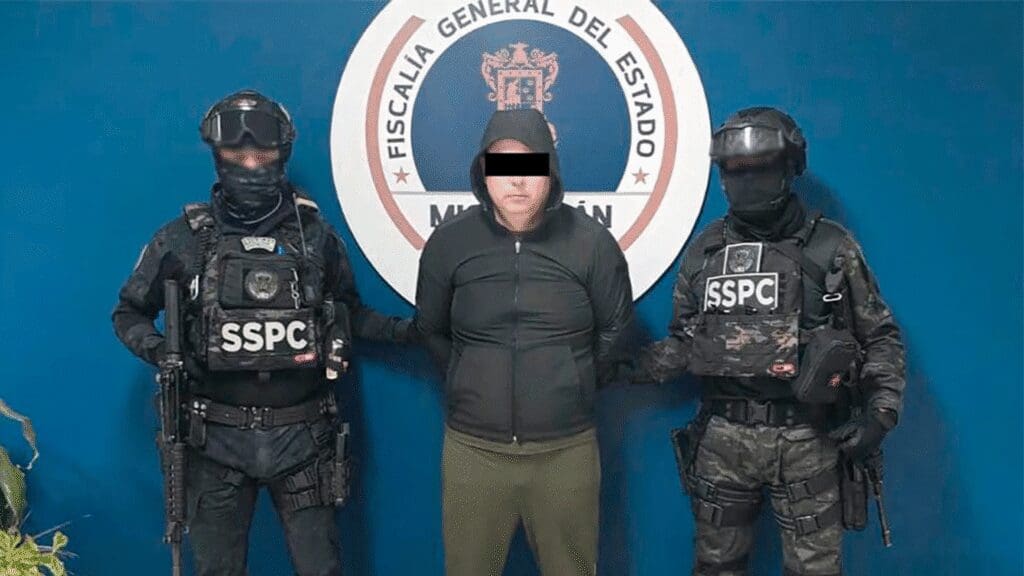 Escolta de Carlos Manzo disparó en la nuca al sicario, revela la FGE en audiencia inicial.