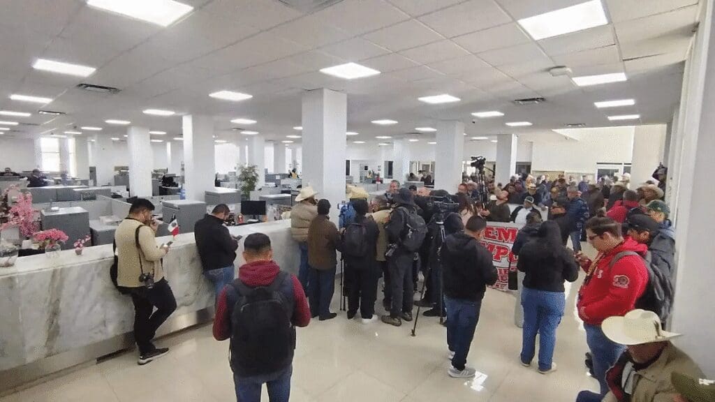 Campesinos Bloquean Aduana del Puente Zaragoza en Ciudad Juárez e Impiden el Tránsito de Carga