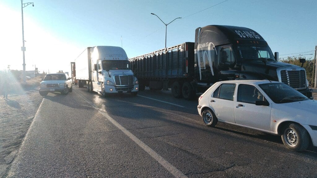 Liberan tres tramos; persiste bloqueo en la carretera Chihuahua-Delicias