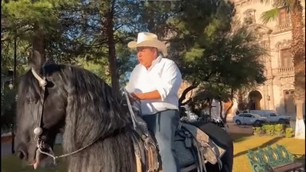 Diputado Alfredo Lozoya cae de su caballo mientras grababa spot en Chihuahua
