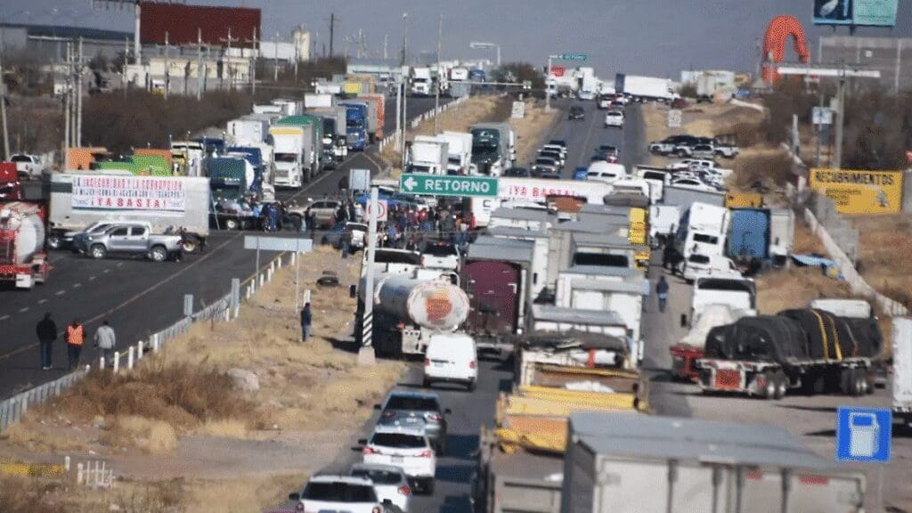 Cuarto día de bloqueos: tres carreteras amanecen cerradas en Chihuahua