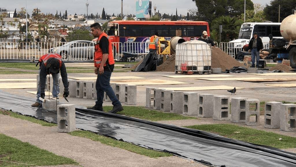 Inician trabajos para instalar la pista de hielo en la Plaza de la Grandeza
