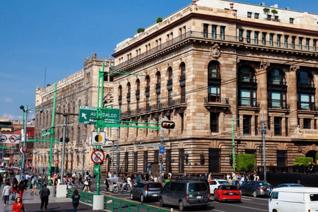 Banxico recorta su proyección de crecimiento económico para 2025 a 0.3%