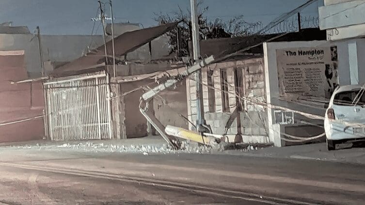 Camión derriba poste y deja cables de alta tensión en la Nueva España