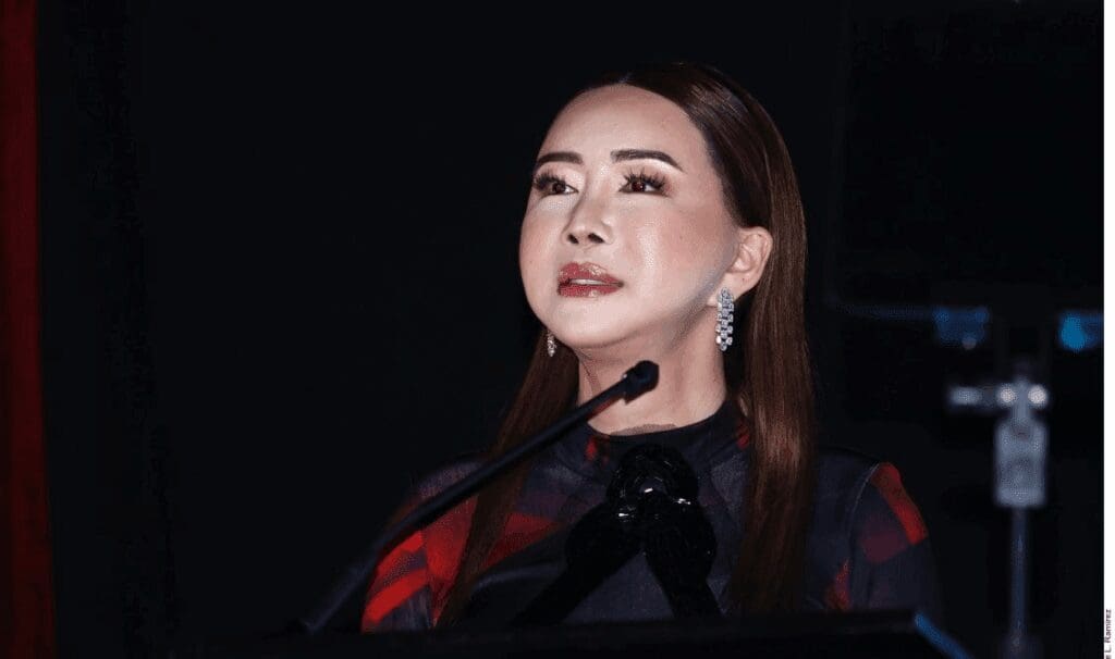 Condenan a Anne Jakrajutatip, copropietaria de Miss Universo, por fraude.