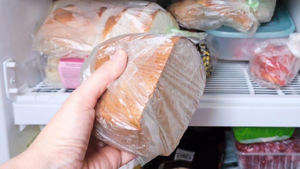 Congelar el pan: el truco que reduce picos de azúcar y mejora la digestión