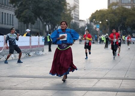 Corredores indígenas destacan en Medio Maratón “Raíces de Fuego” en CDMX
