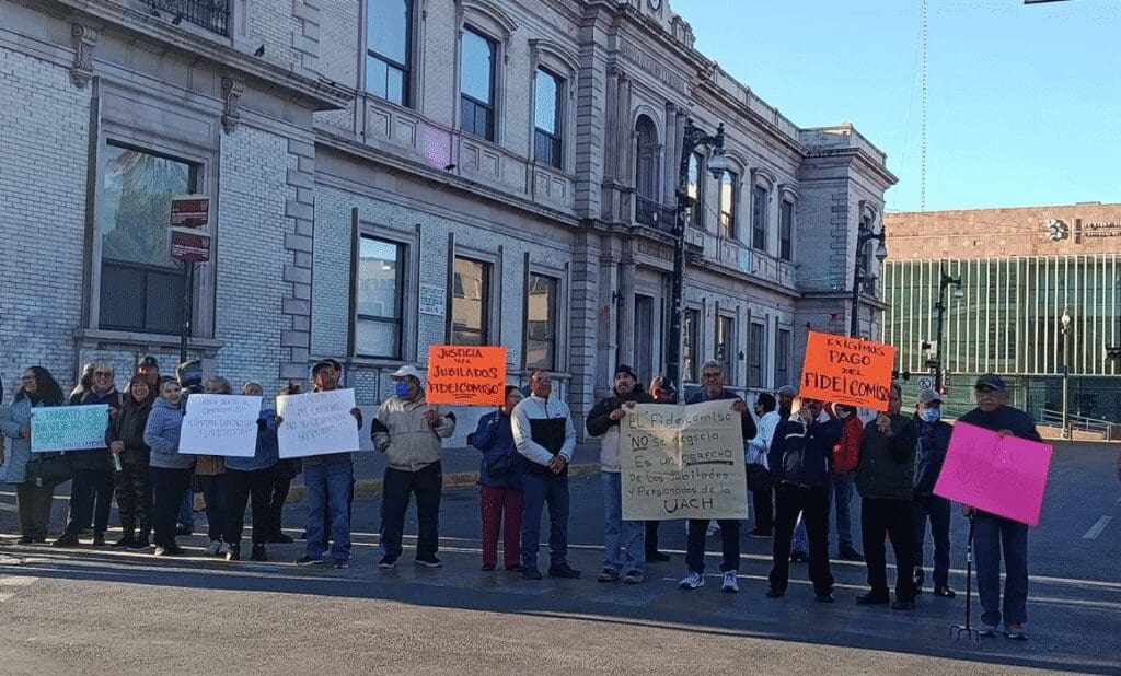 Jubilados de la UACh cierran calles del Centro en exigencia de pago