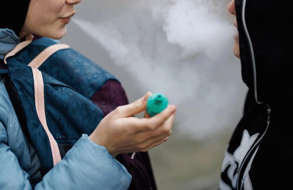 Reforma prohíbe venta de vapeadores; Baeza advierte falta de prevención