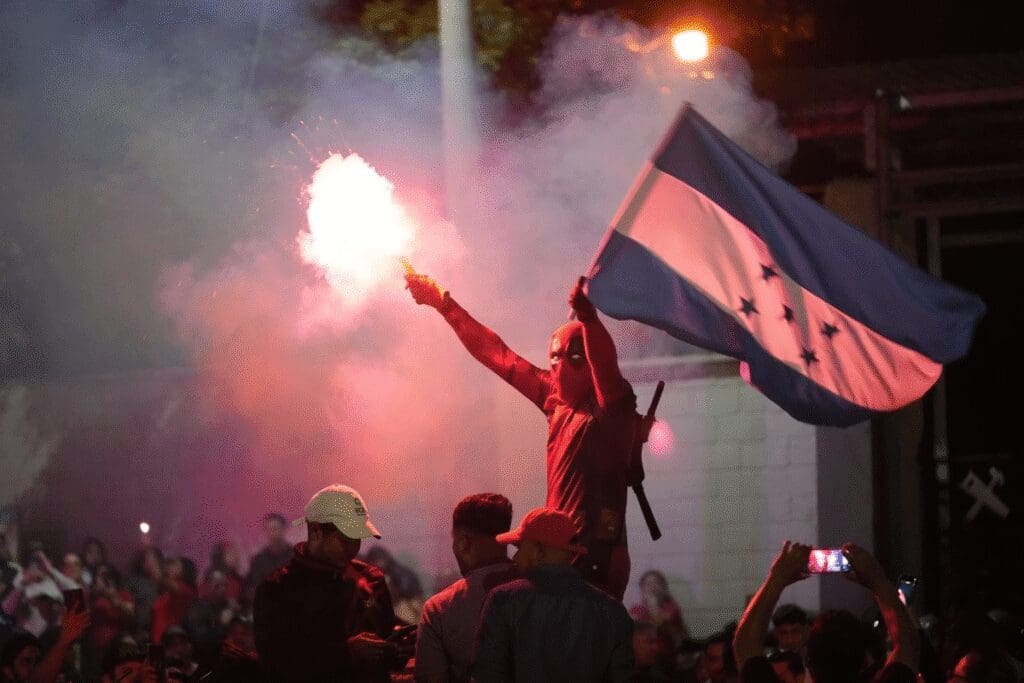 Protestas estallan en Honduras ante parálisis del conteo electoral