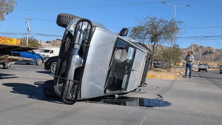Volcadura en la Dostoievski por conductor que omitió un alto