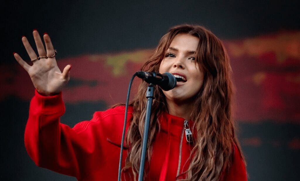 Bu Cuarón responde críticas tras su actuación en el concierto de Dua Lipa