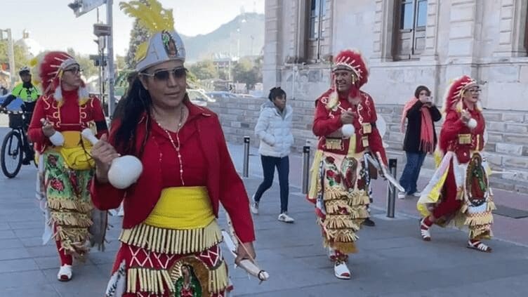 Matachines avanzan por Palacio de Gobierno rumbo a la Catedral