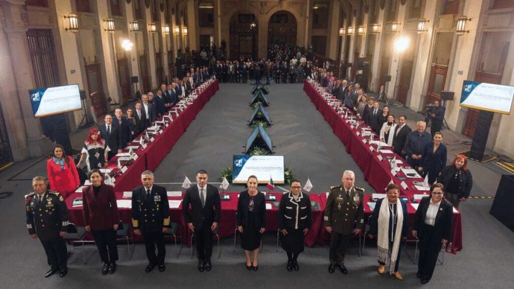 Sheinbaum y gobernadores acuerdan reforzar la lucha contra la extorsión con nuevas medidas federales y estatales.