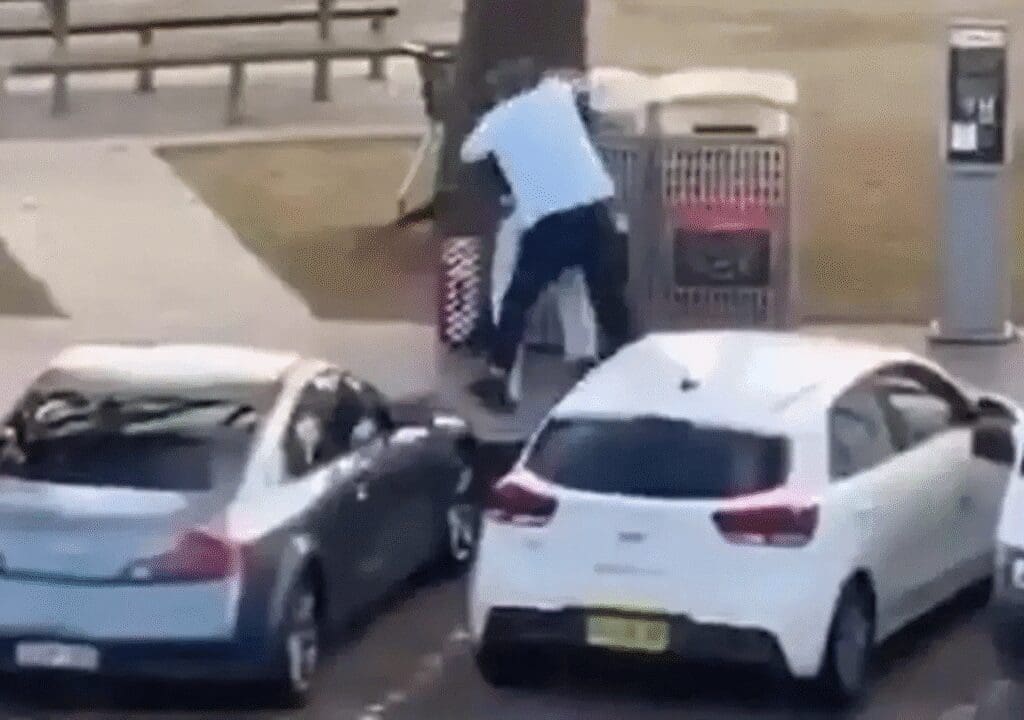 Civil desarma a uno de los atacantes durante atentado terrorista en Bondi Beach, Australia.