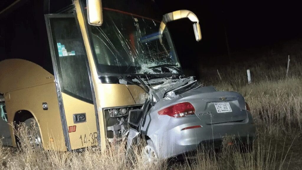 Un hombre murió prensado tras un choque frontal entre un automóvil y un autobús en la carretera Parral-Villa Matamoros.