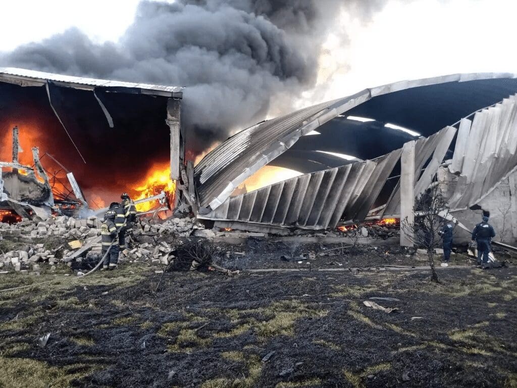 Piloto de jet intentó aterrizar en campo de futbol antes del choque en Toluca