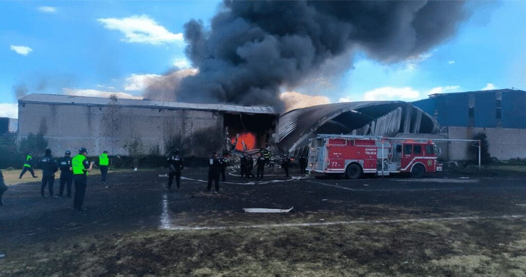 Video muestra el momento en que un avión cayó en Toluca.