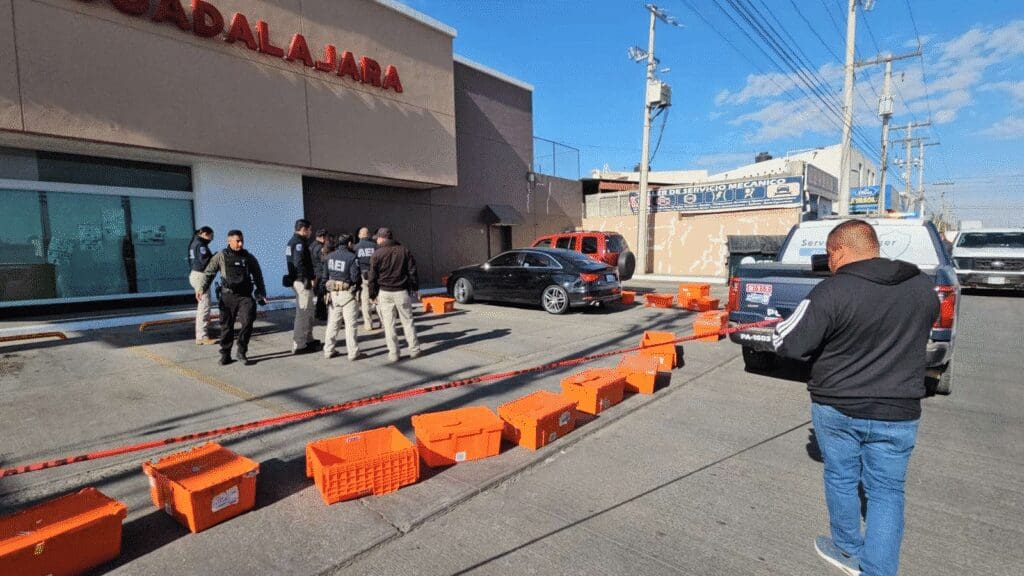 Un hombre fue asesinado a balazos dentro de un Audi S3 negro frente a una farmacia Guadalajara en la colonia Real Carolinas.