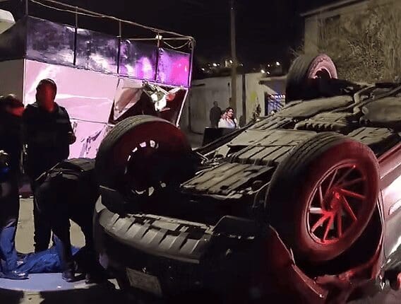 Jeep vuelca tras chocar contra un puesto de comida en la colonia Cerro de la Cruz.