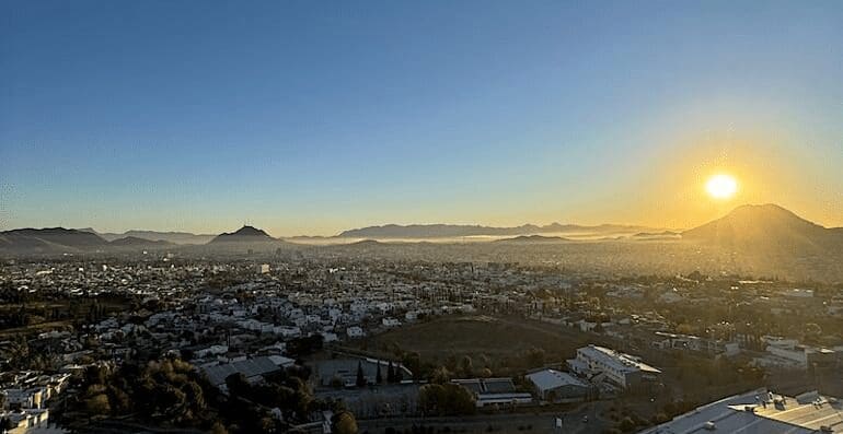 Inversión térmica cubre Chihuahua capital; la calidad del aire se mantiene aceptable.