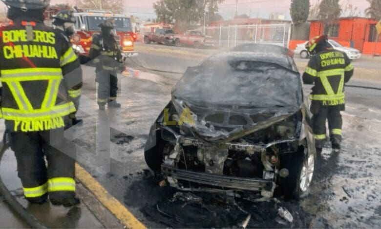 LOCAL | Incendio consume vehículo estacionado en la colonia Revolución