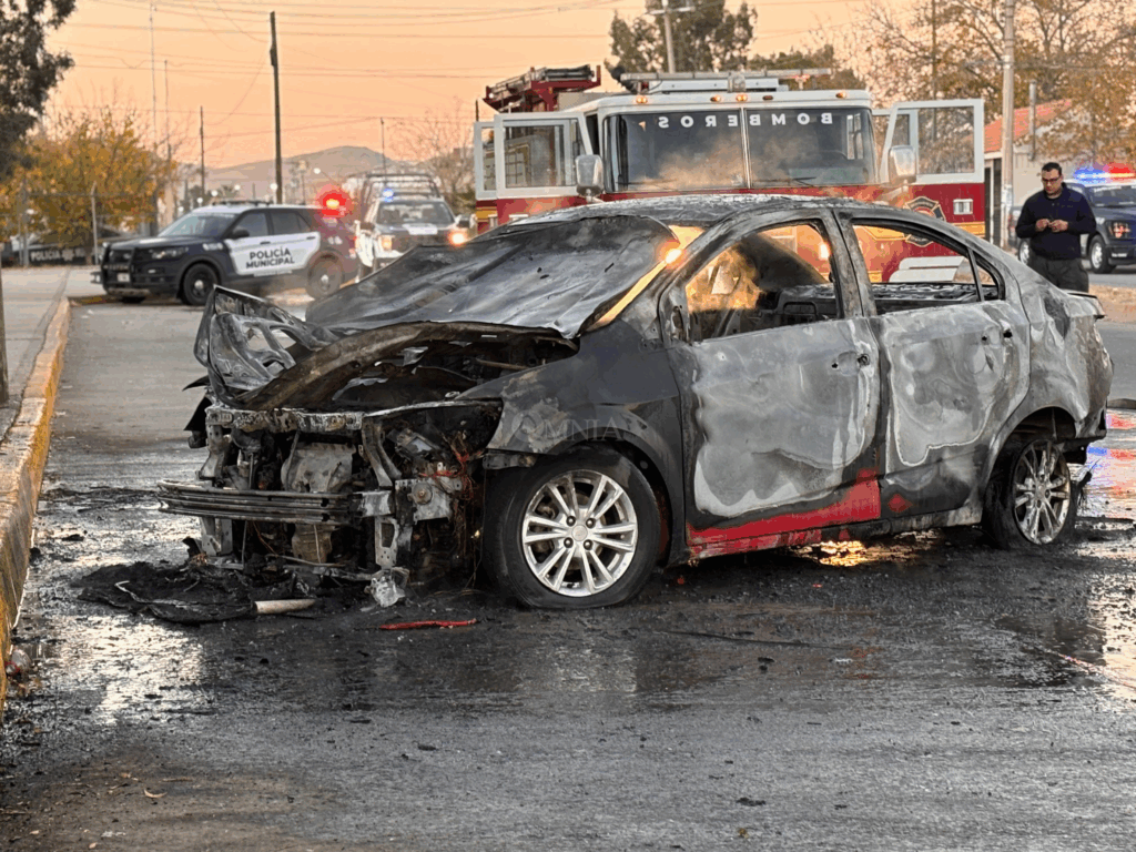 Incendio consume vehículo estacionado en la colonia Revolución